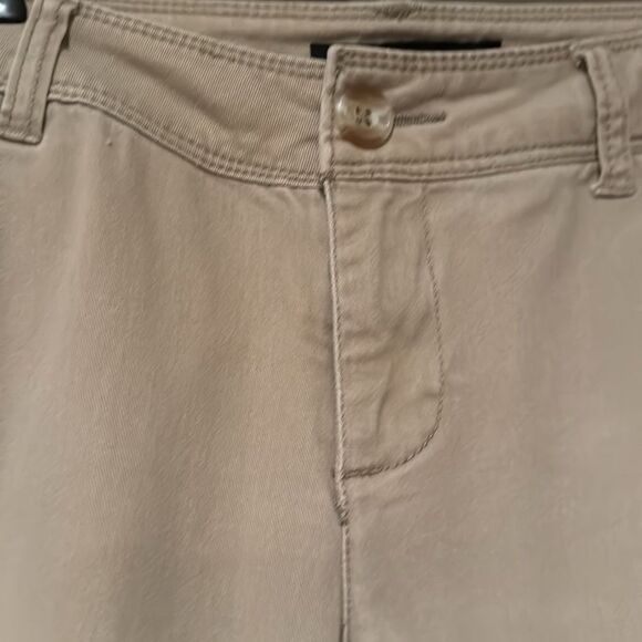 Aeropostale Khaki Curvy Classic Twill Pant Size 4 Short - Picture 2 of 8